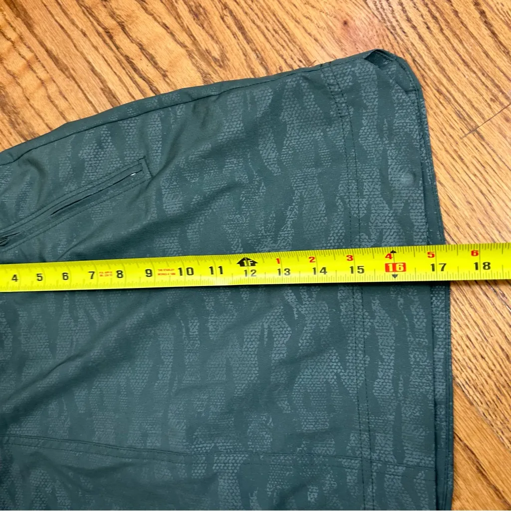 ORVIS Green Camo Embossed Travel 4 Way Stretch Skort Size M - Image 13