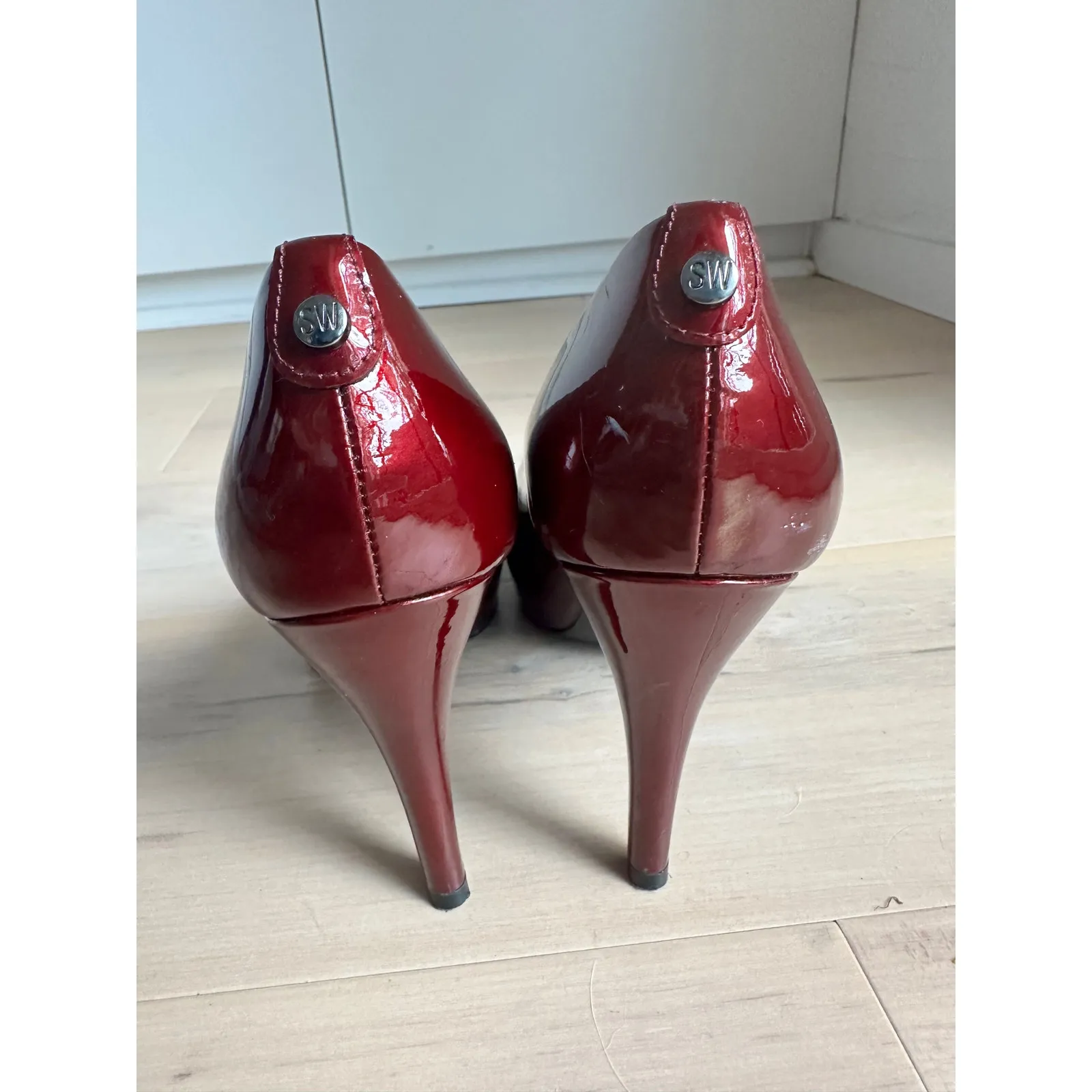 Stuart Weitzman Peep Toe Heels Womens SZ 7.5 Merlot Patent Leather Classic Pumps - Image 4