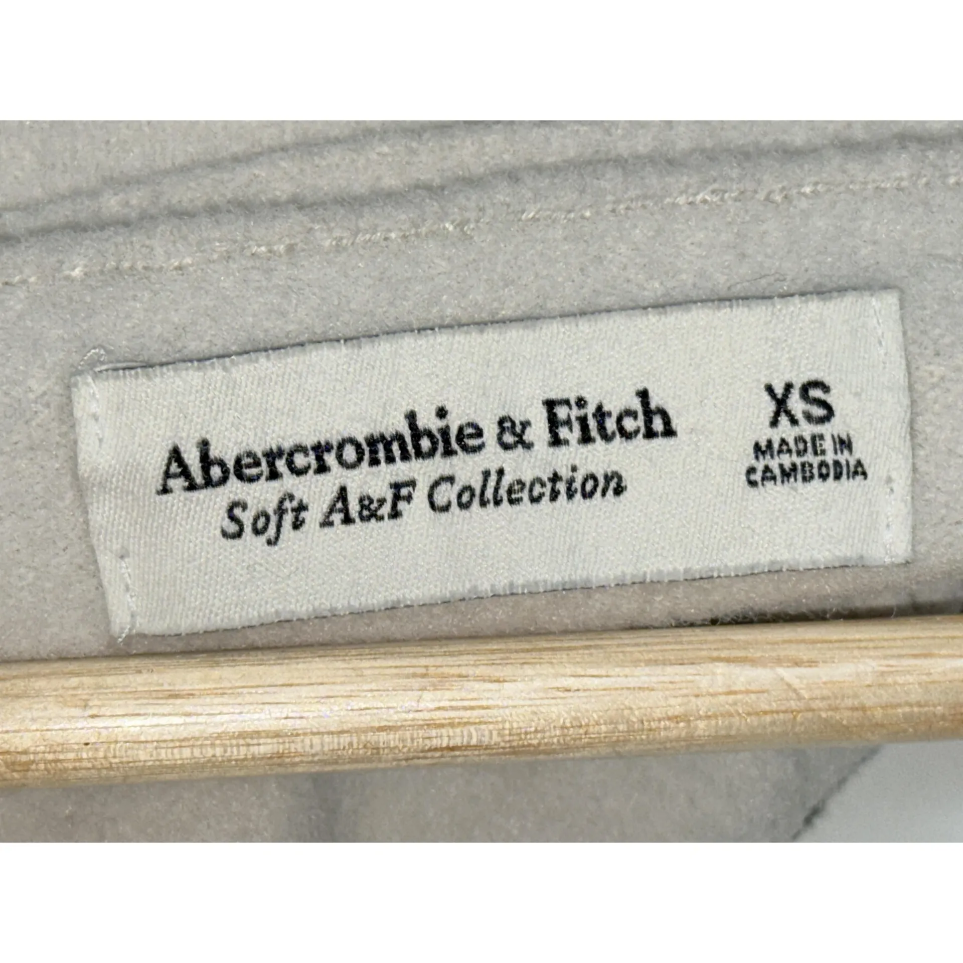 Abercrombie & Fitch Soft AF Gray V-Neck Cropped Cardigan Sweater Top Size XS - Image 3