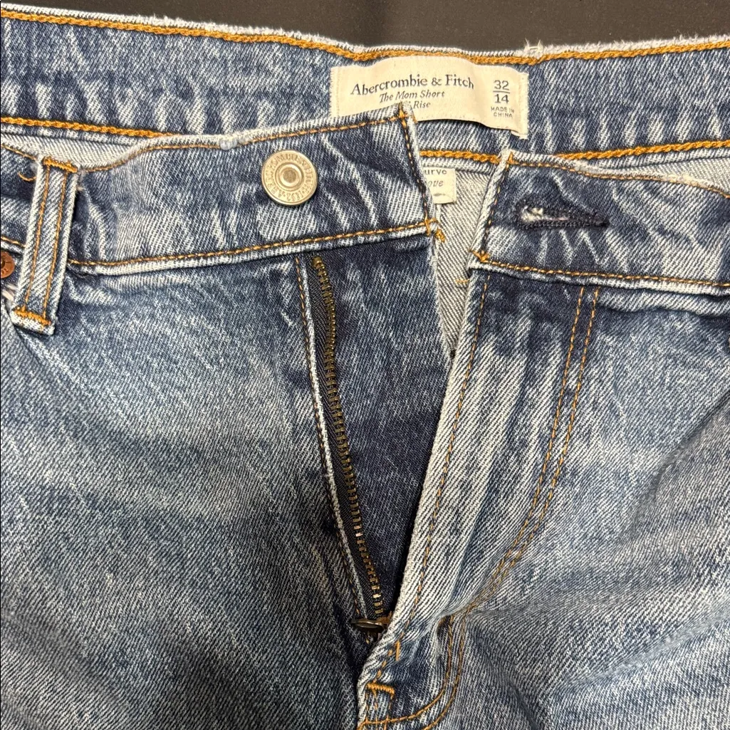 A&F The Mom Short Mid Rise Curve Love Distressed Blue Jean Shorts Size 32/14 - Image 6