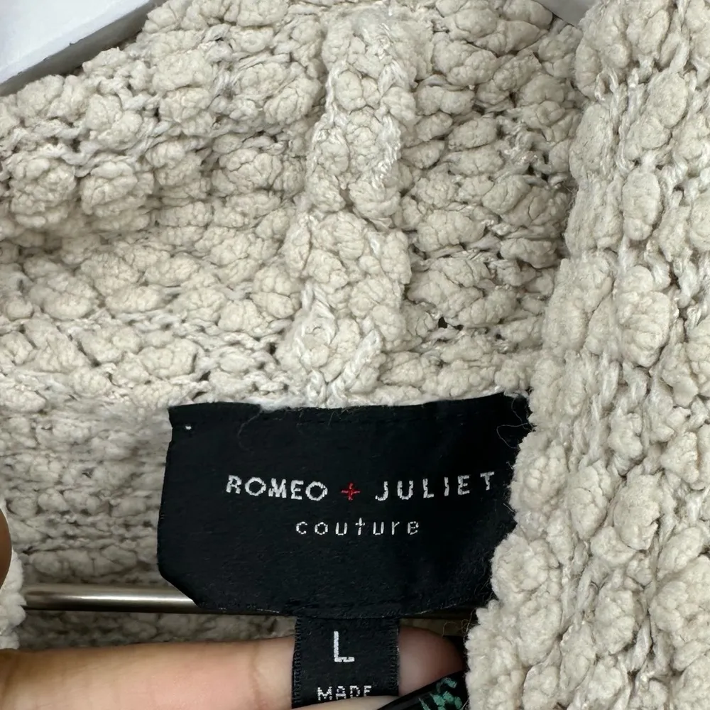 Romeo + Juliet  Couture Boho Baggy Cowl Neck Acrylic Sweater Size Large - Image 5