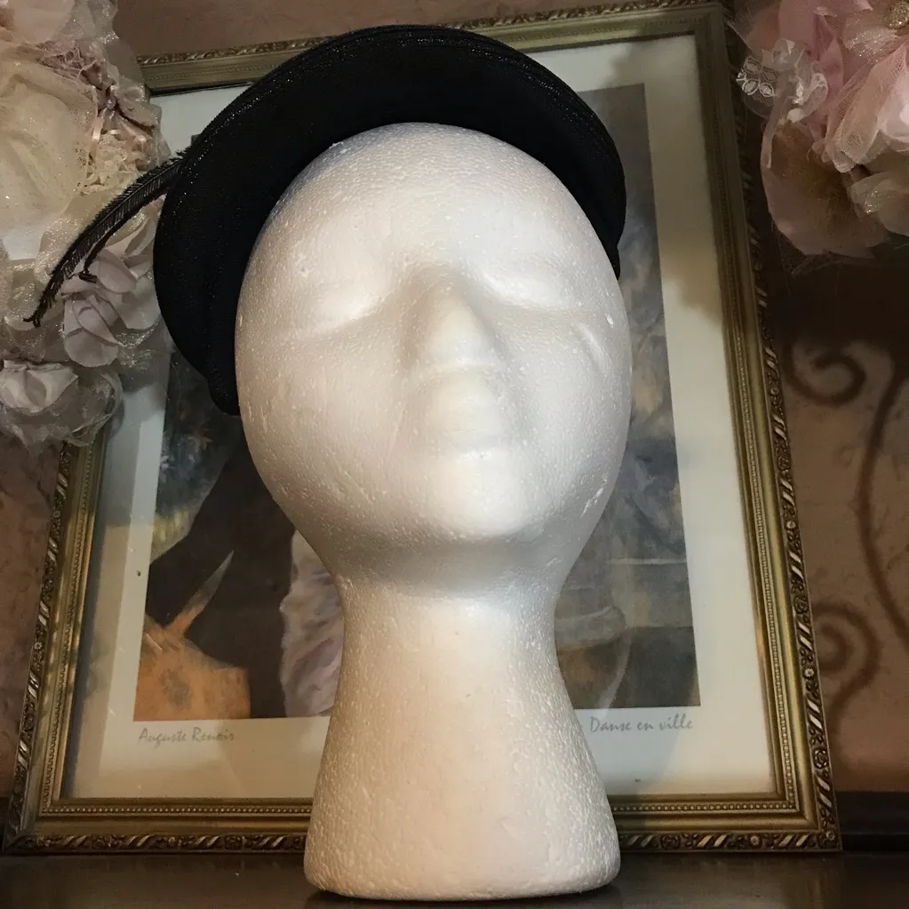 VINTAGE 1960'S BLACK COATED RATTAN HAT WITH ROSETTE AND PLASTIC FEATHER - Image 10