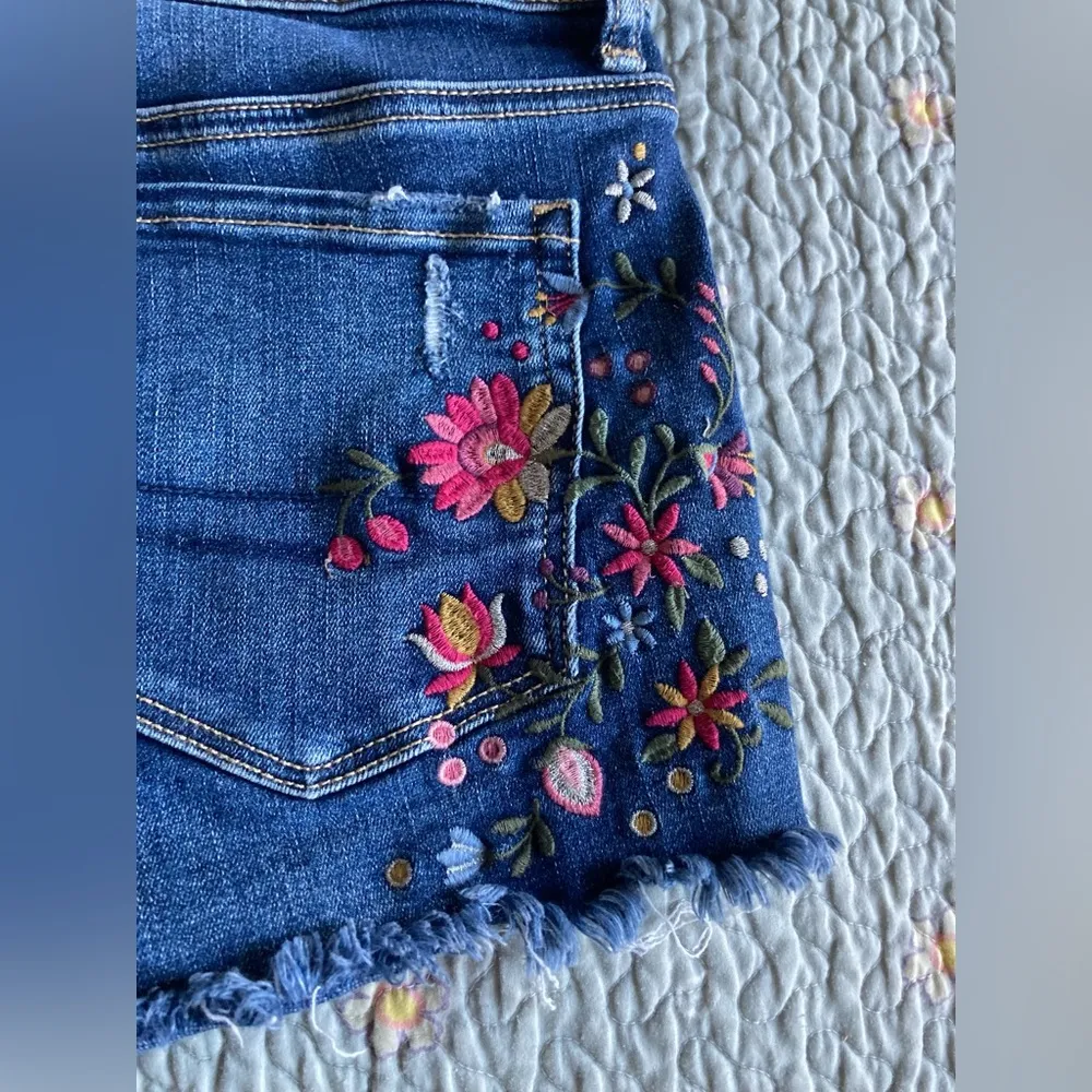 American Eagle floral embroidered shorts - Image 4