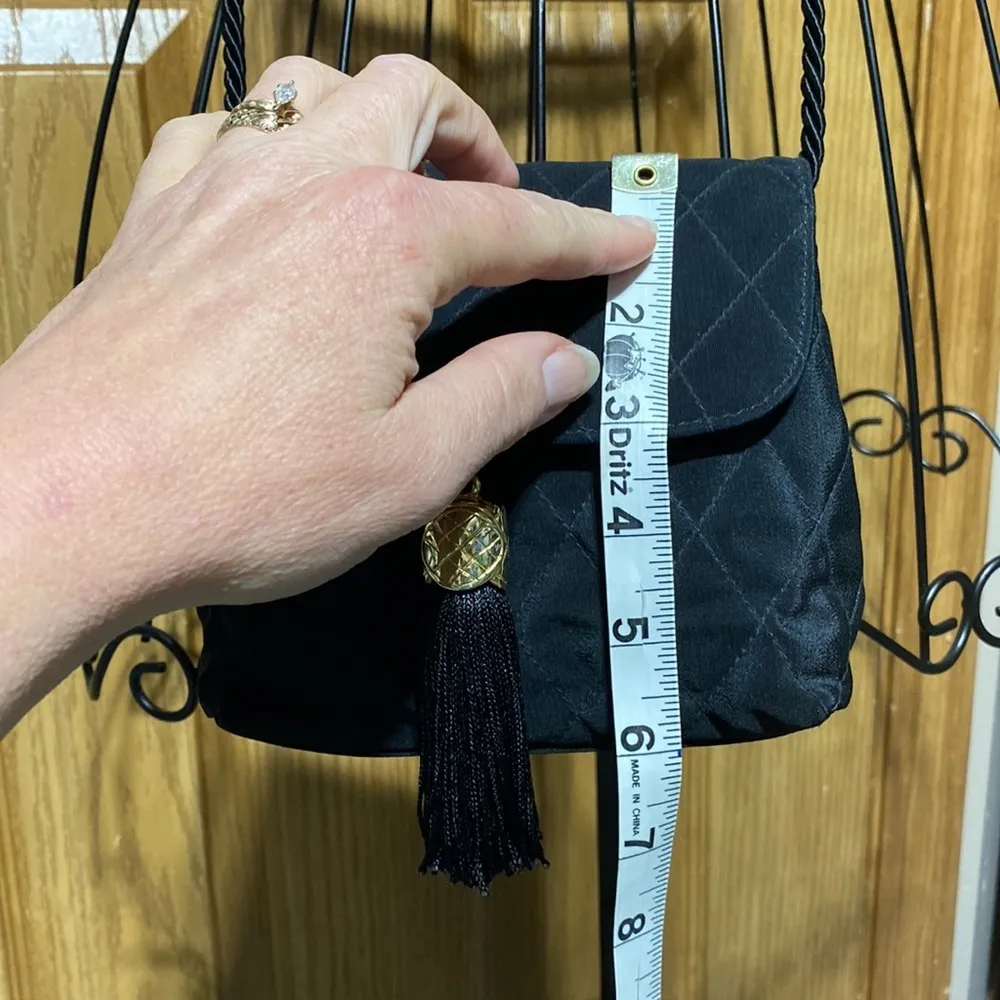 Neiman Marcus Gold Tassel Bag Small
Luxury purse​​ - Image 9