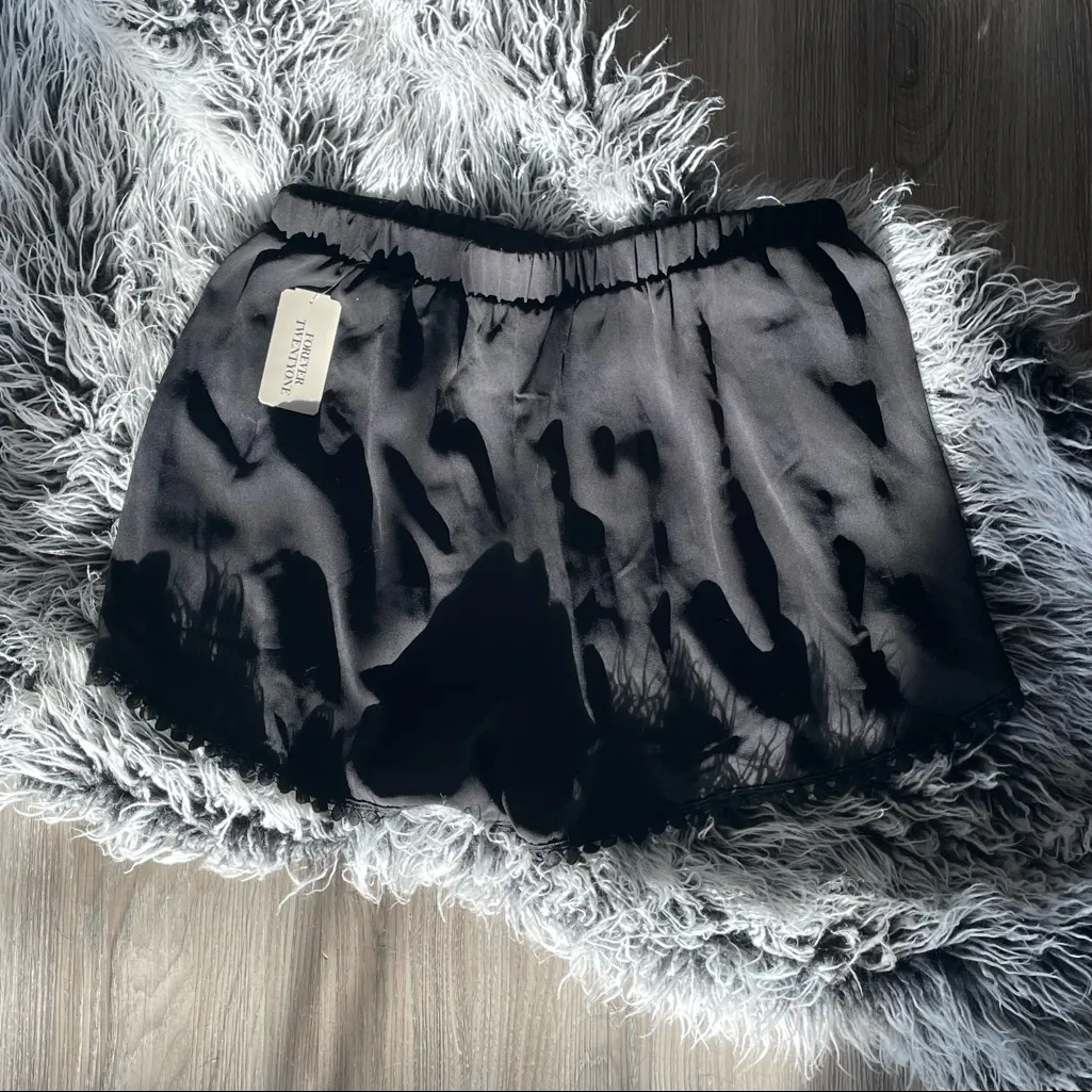 🖤🆕F21 Black Pom Pom Dolphin Shorts ✨NWT✨ - Image 3