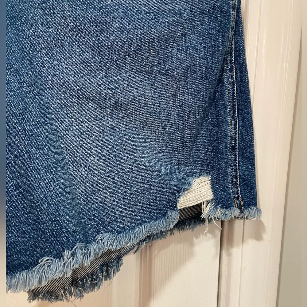 Express Curvy Bermuda High Rise Distressed Med Wash Cut Off Jean Shorts Size 8 - Image 5