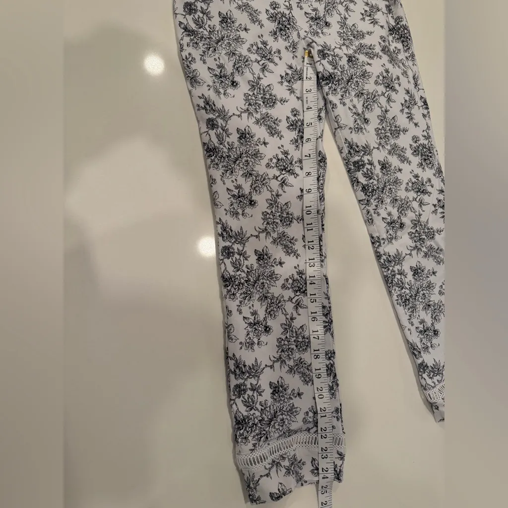 Van Heusen Black and White Floral Pants Cropped Leggings Stretch - Image 5