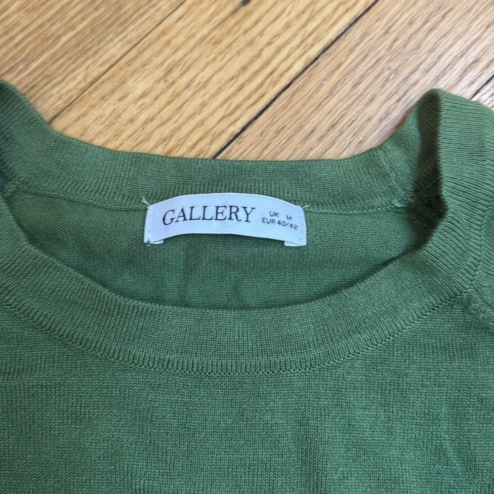 Gallery  green round split hem size medium - Image 2