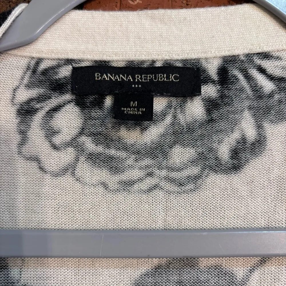 Banana Republic womens floral wrap sweater black/white medium - Image 2