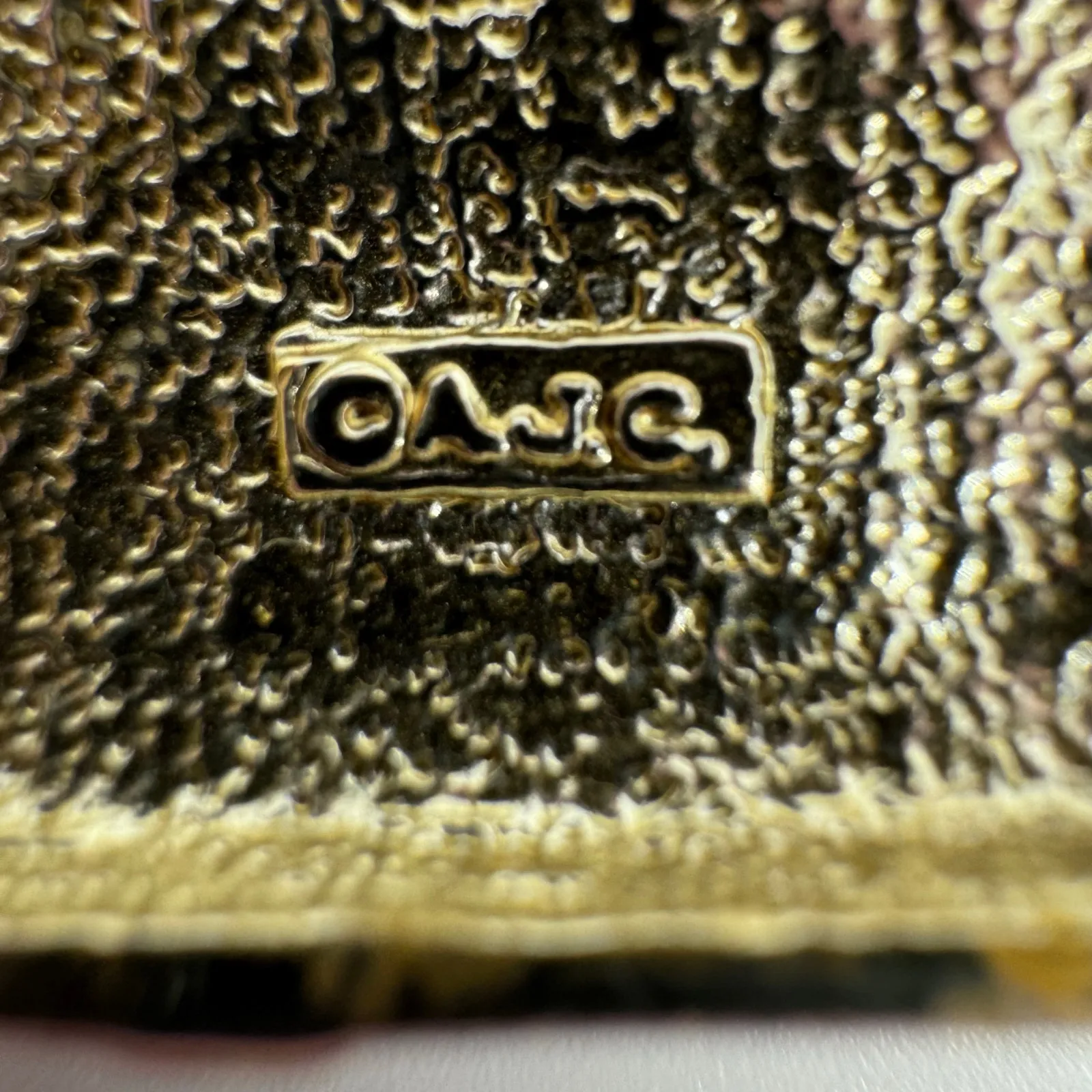 AJC Vintage Cat in Gift Box Brooch Gold Tone Christmas Holiday Pin - Image 3