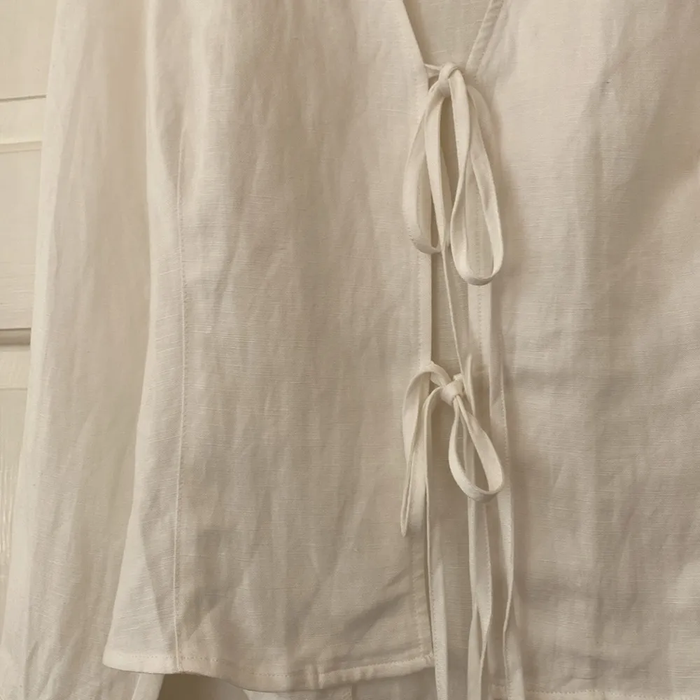 BLANK NYC White Linen Blend Tie Front Blouse Bell Sleeves Size Medium 70s Boho - Image 4