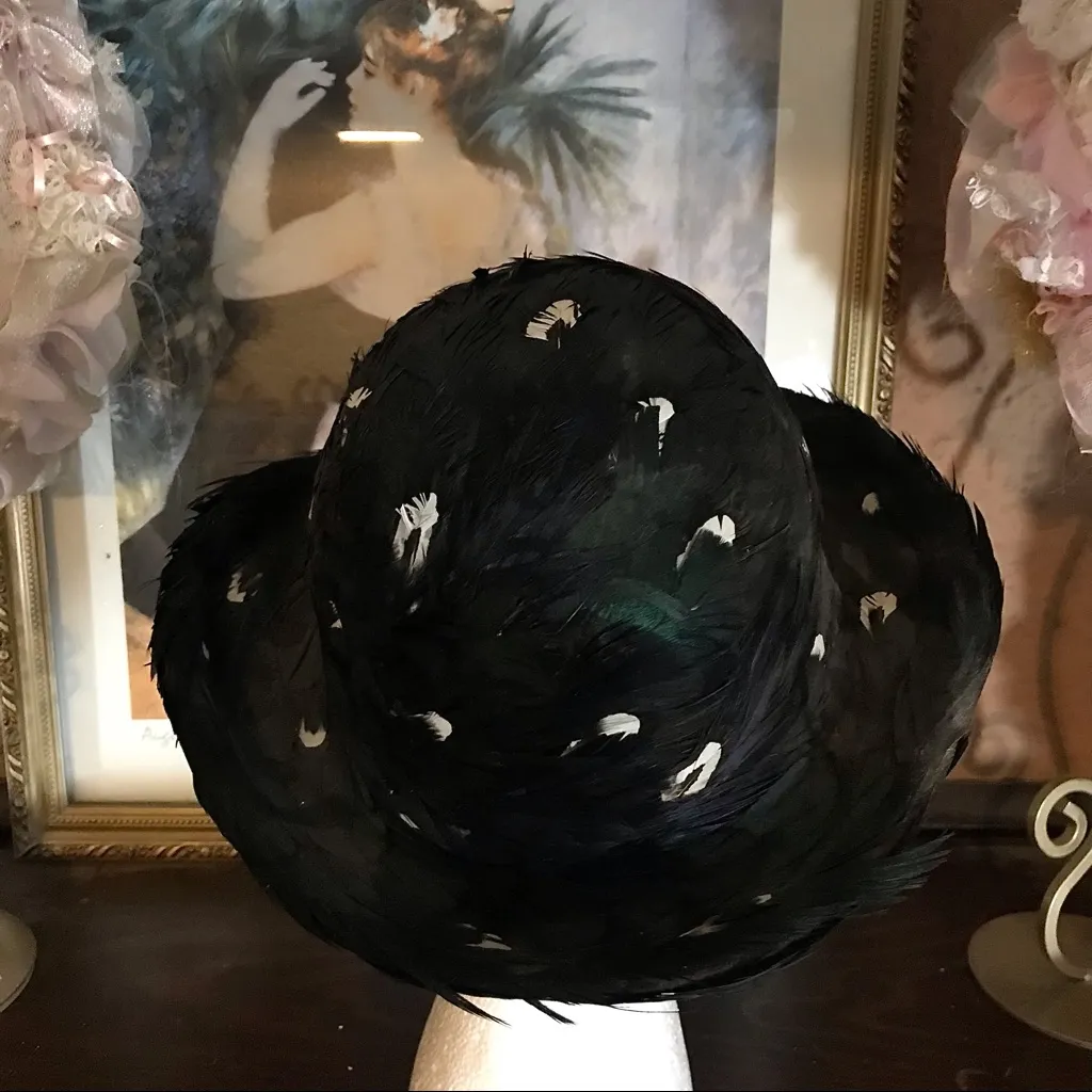 VINTAGE 1960'S DAJON NEW YORK BLACK & IRRIDESCENT FEATHER FEDORA HAT - Image 9