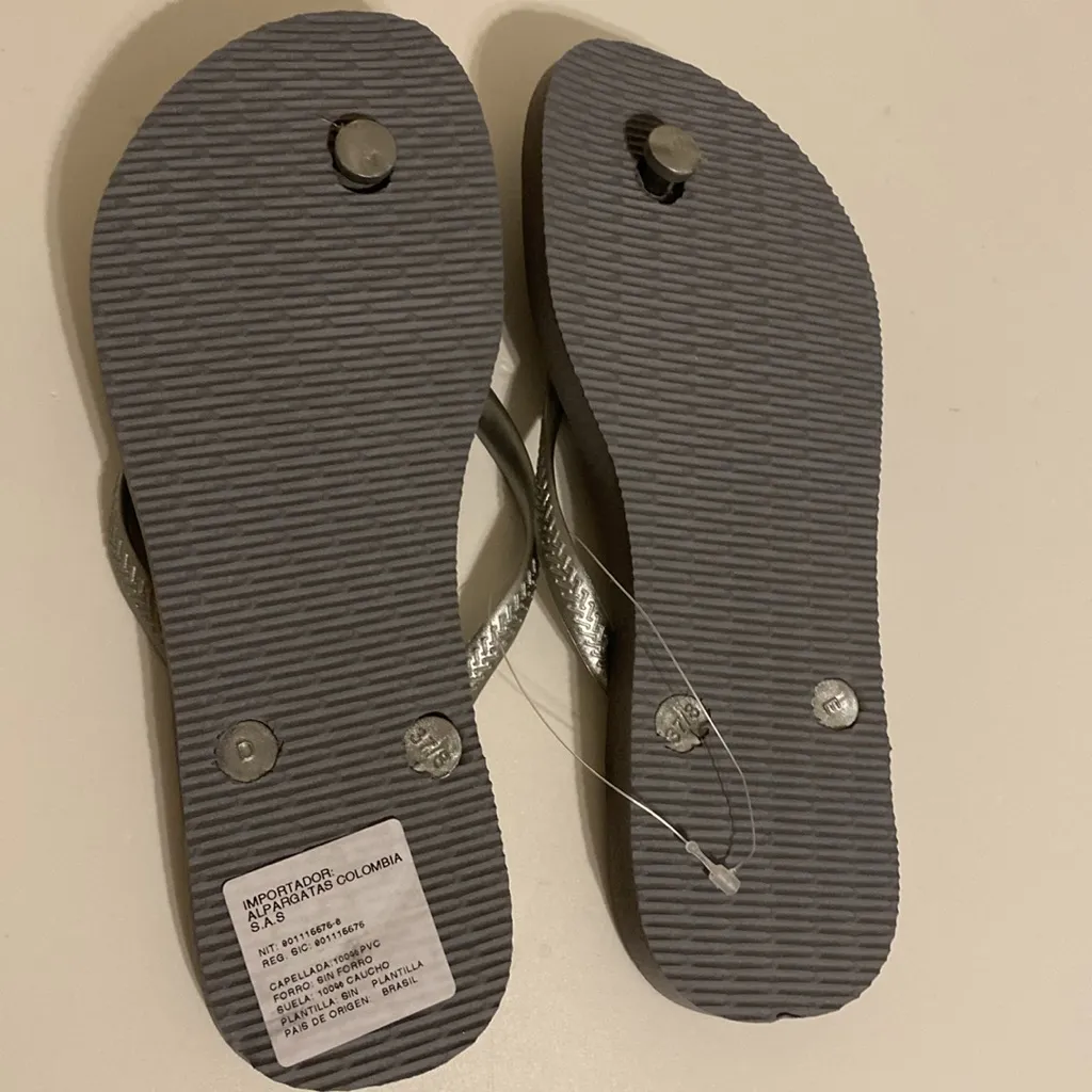 Havaianas Women's Slim Princesas Flip Flop
Size 7 or 8 New nwt sandals - Image 6