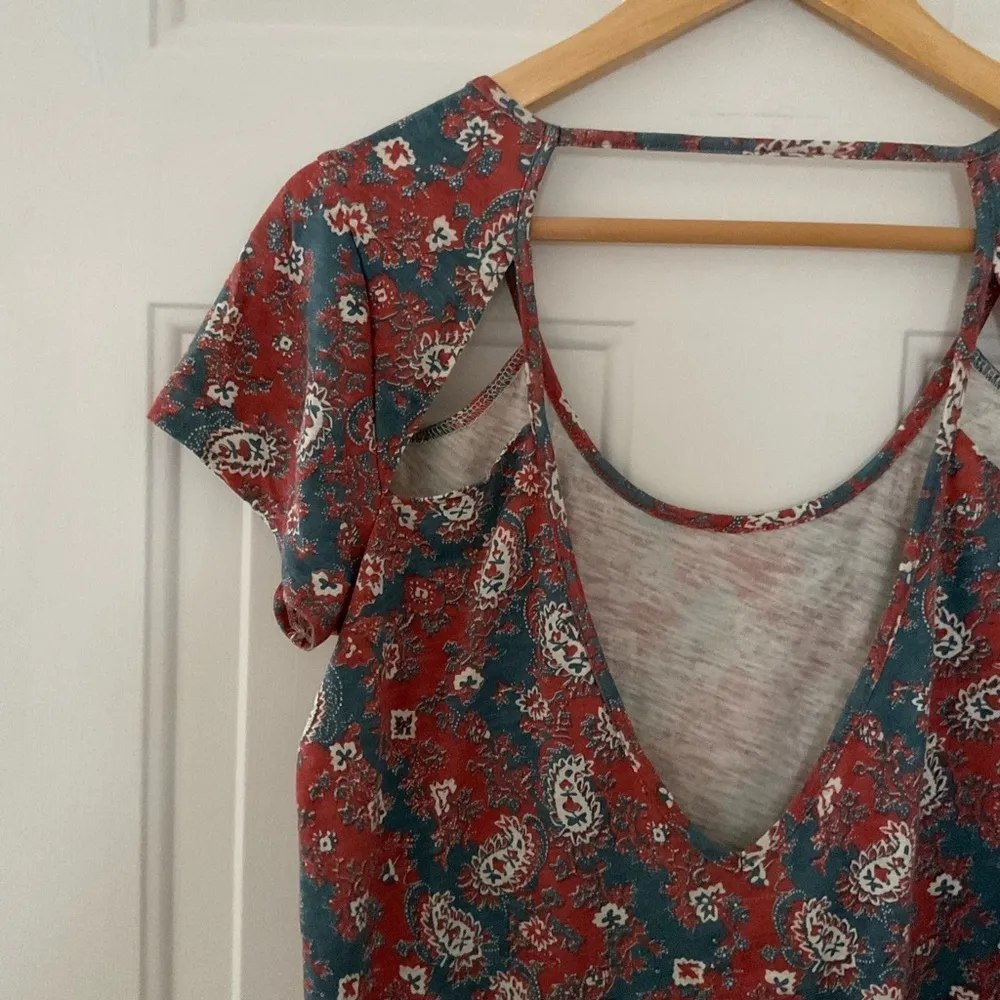 Chaser Bandana Print Cut Out V Back Top Size Medium New - Image 3