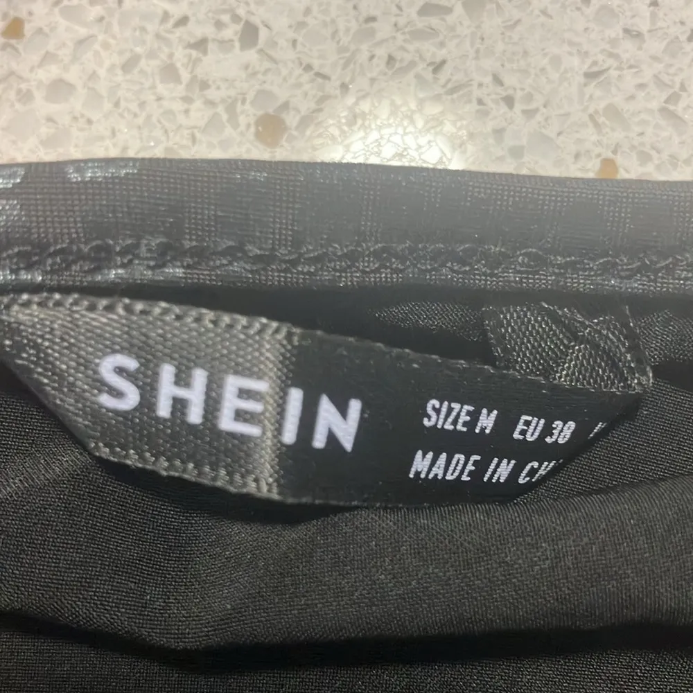 SHEIN Black Snakeskin Crop Top - Image 4