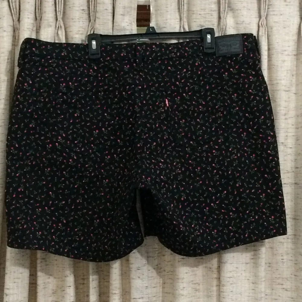Levi’s Mid Length Ditsy Floral Black Rose Print Shorts - Image 6