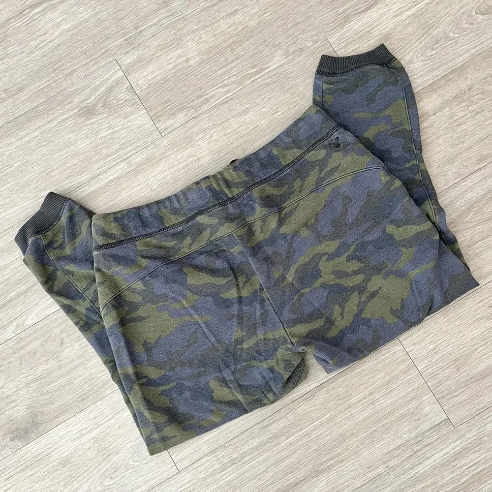 American Eagle Outfitters Vintage Camo Cropped Fleece Jogger Size Medium - Image 6
