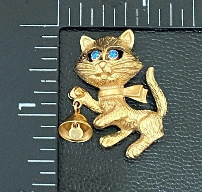 Vintage 70’s AVON Frisky Kitty Cat Blue Eyes with Bell Brooch 7.6g - Image 4