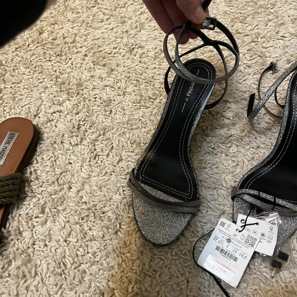 NWOT Berksha silver sparkle heel size 37 - Image 3