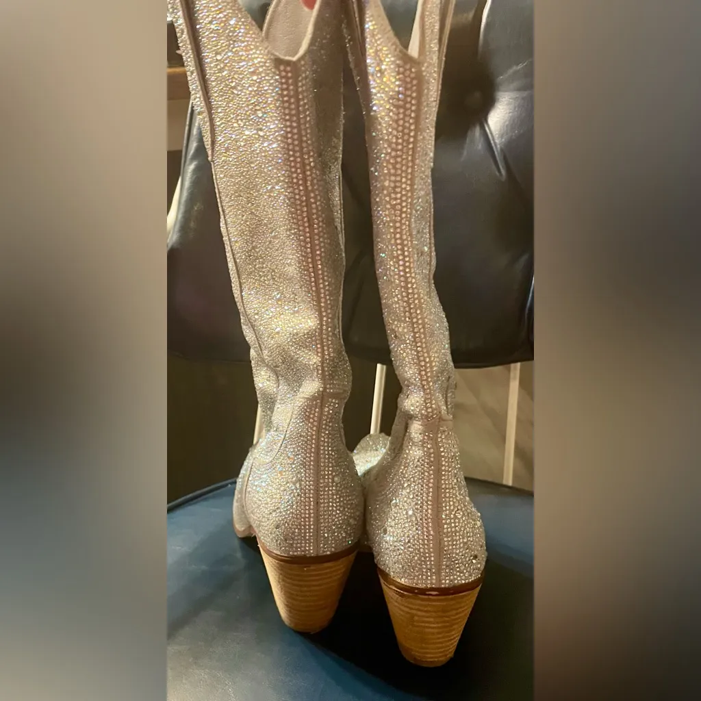 💎✨🤩 Elegant SILVER rhinestone Boots!!! 🤩✨💎 Size 8 - Image 4