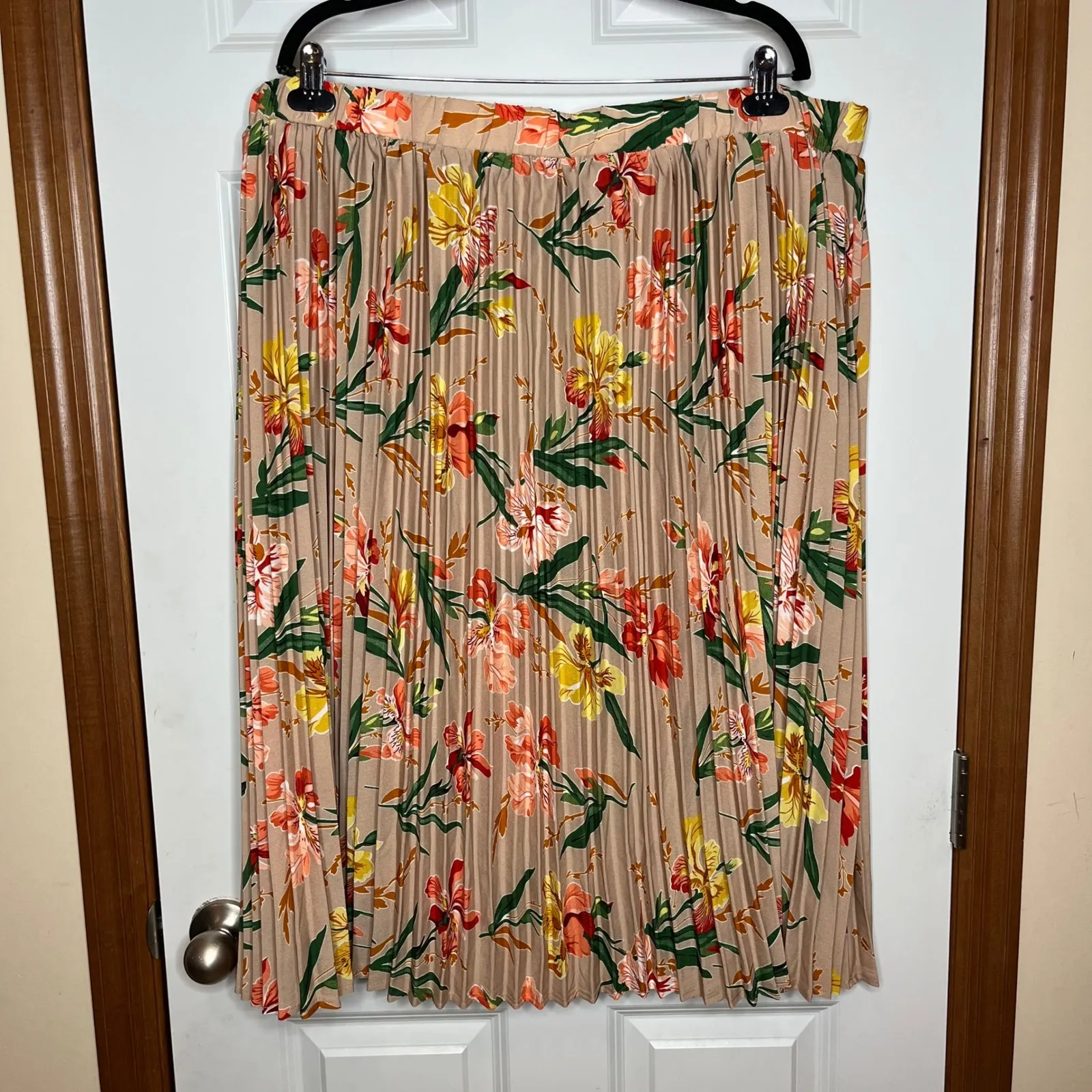 PrettyLittleThing NEW Plus Size 24 Pink Floral Pleated Midi Skirt Elastic Waist - Image 2