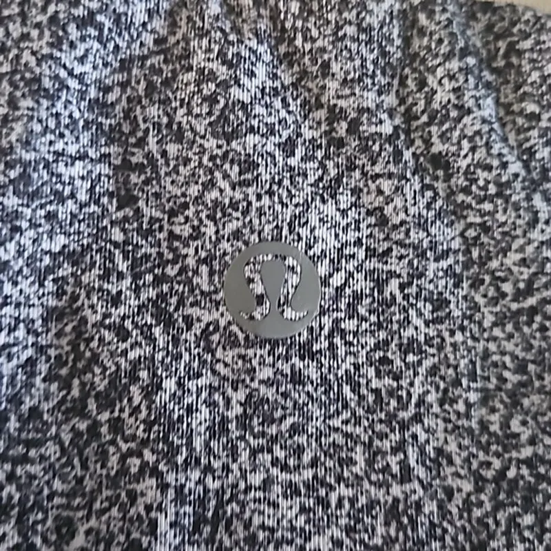 Excellent condition Lululemon Marble Black White Mesh Side Capri Leggings Size 4 - Image 4