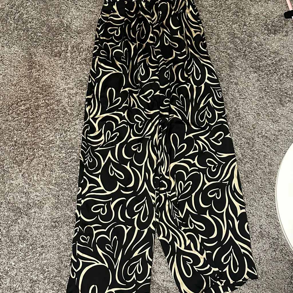 Le lis  Black and Cream Patterned Trousers - Image 2