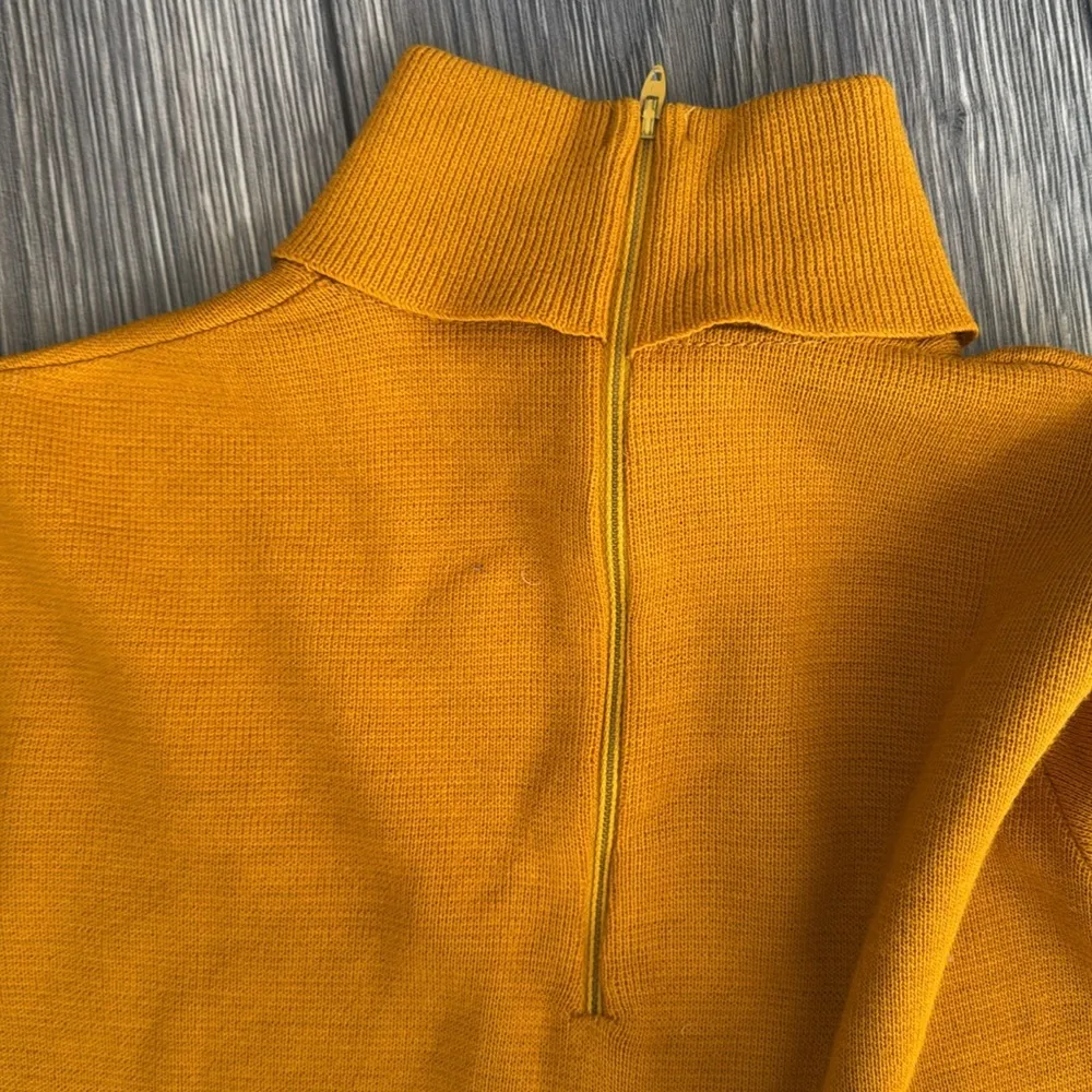 Vintage saks fifth avenue knit sweater marigold
Feels like a wool blend - Image 3