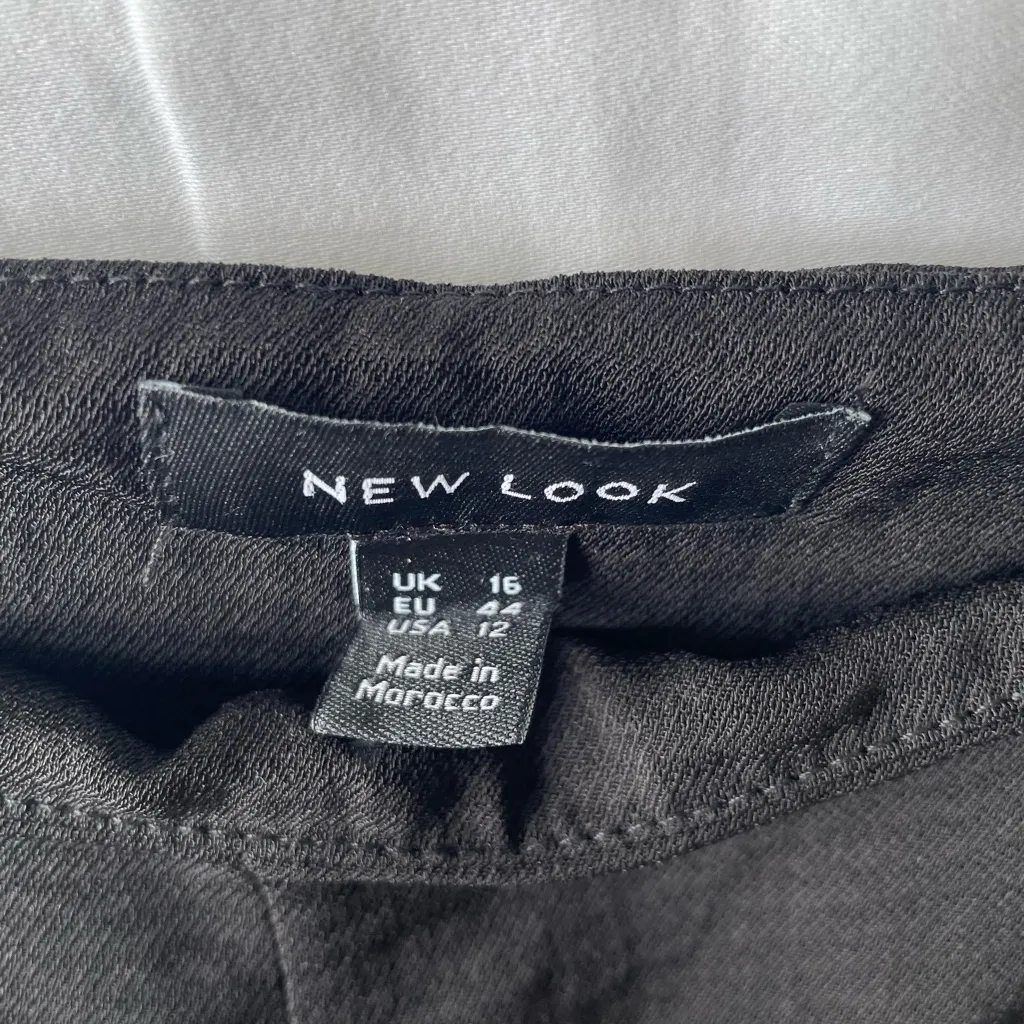 New Look Black Cropped Overalls - Image 3