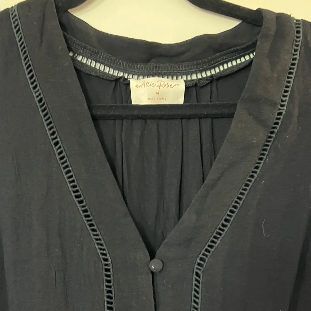 Elegant Black Sleeveless Top - Image 3