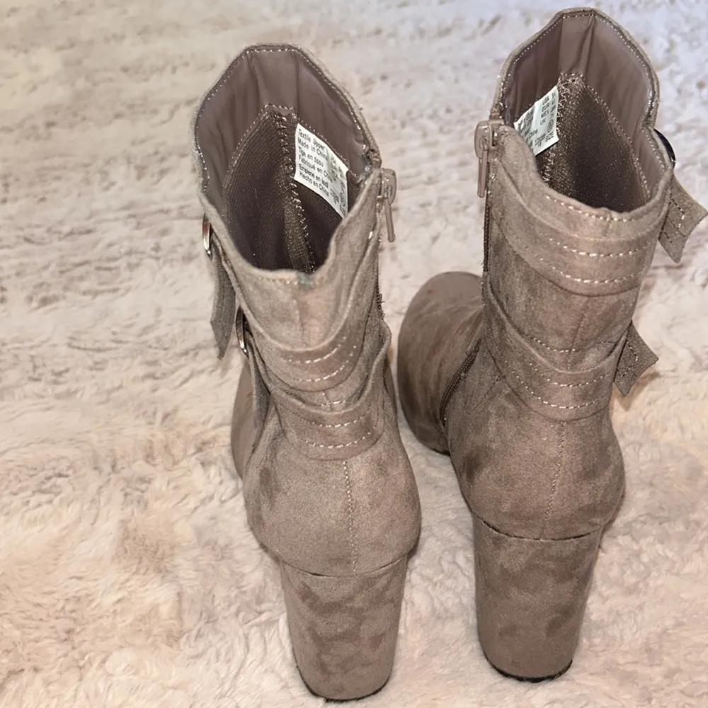 Size 9.5 Christian Siriano for Payless boots - Image 12