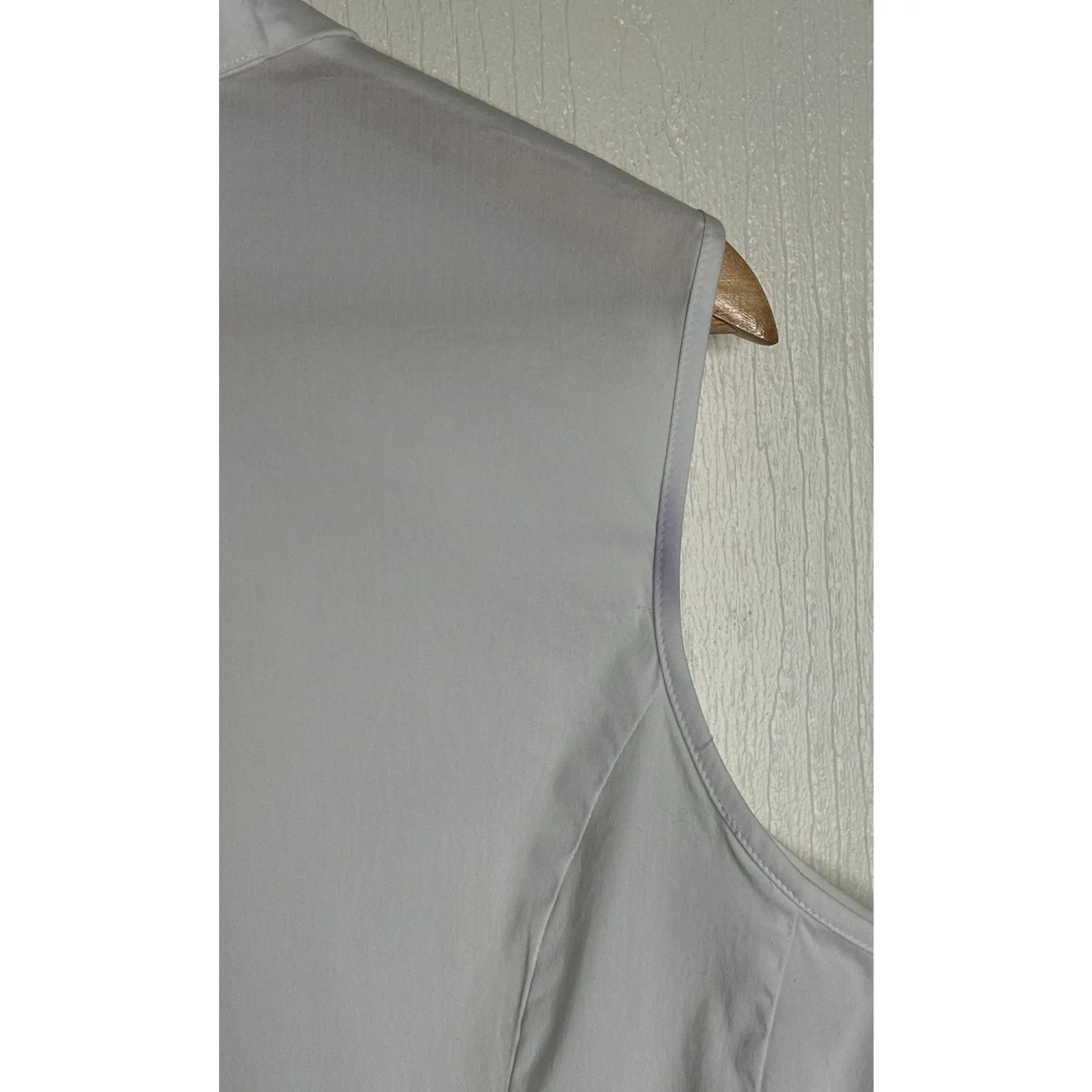 Misook Sleeveless Poplin Top Size Medium White Button Up Rounded Hem Preppy - Image 4