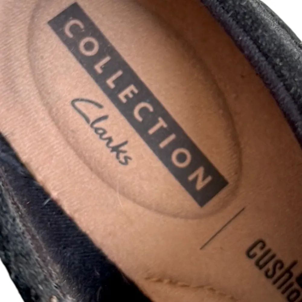 EUC Clarks Leather Heeled Booties Black Size 8 Wide Width - Image 5