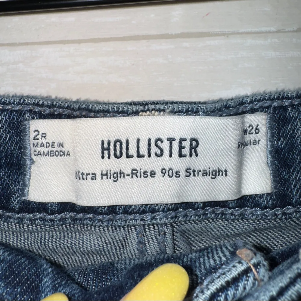 Hollister Women's Dark Blue Ultra High-Rise 90s Straight Jeans size 2/26 - Image 3