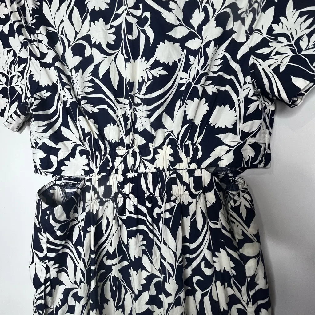 Old Navy Black and White Floral Midi Dress - Image 7