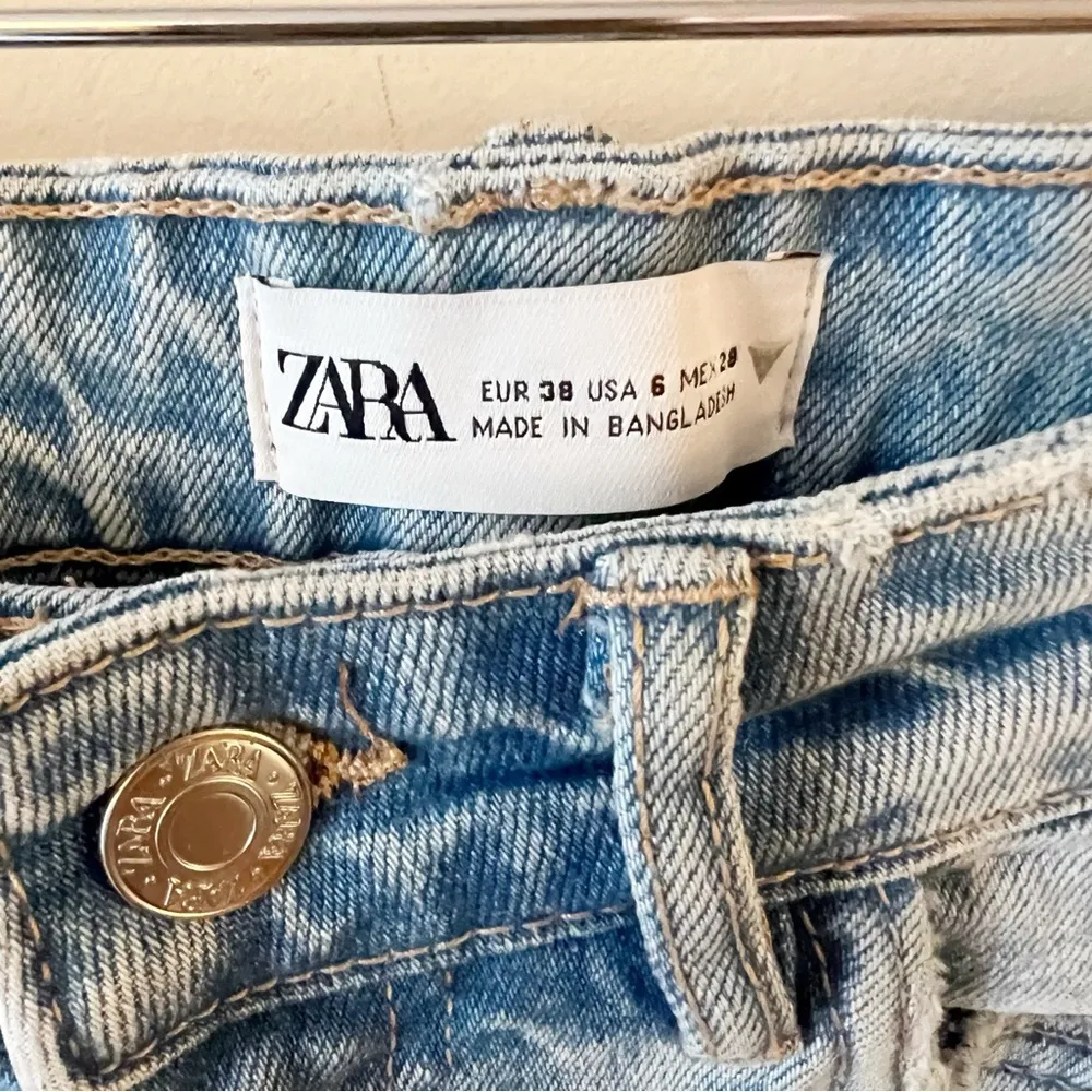 Zara High Rise Cut Off Jean Shorts Size 6 Distressed Light Blue Wash - Image 3