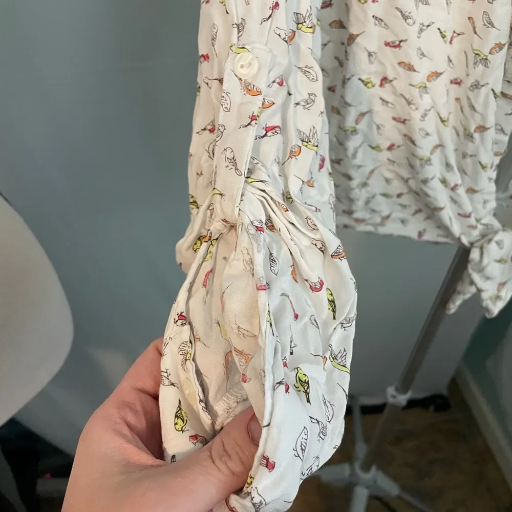 Love Notes White All Over Bird Print Tie Front Blouse, Size small, GUC - Image 2