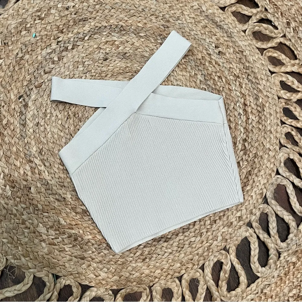 Aritzia Babaton Sculpt Crossover Crop Top size Small - Image 3