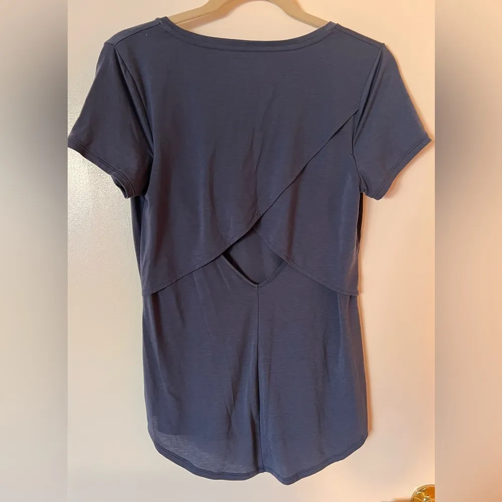 Athleta NWOT Open Back Tee Sz. Small - Image 2