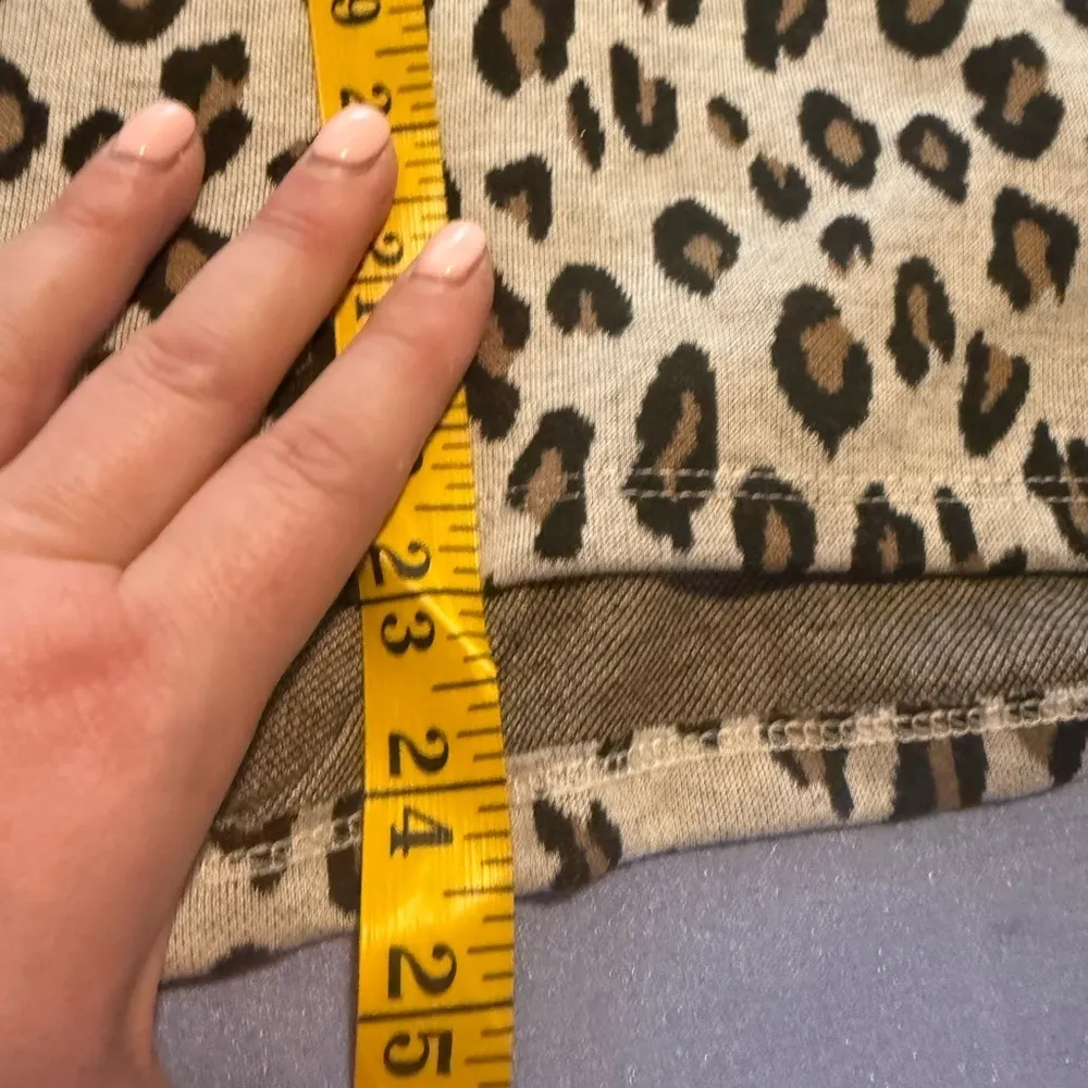 Glam Chic Leopard Print Blouse with Black Accents - Image 4