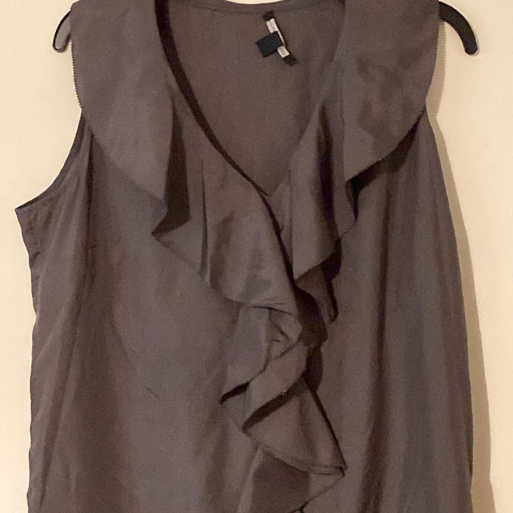 Banana republic silk sleeveless blouse waterfall ruffle blouson dark gray medium - Image 2