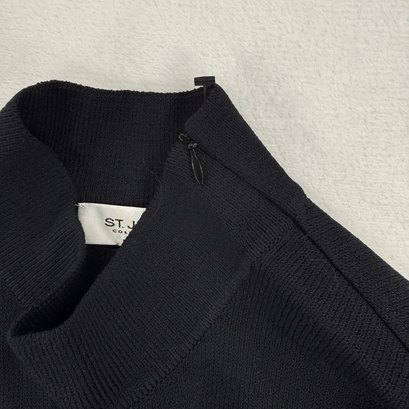 NWT ST JOHN COLLECTION Black Santana Knit Wool Rayon Blend top blouse Size M - Image 4