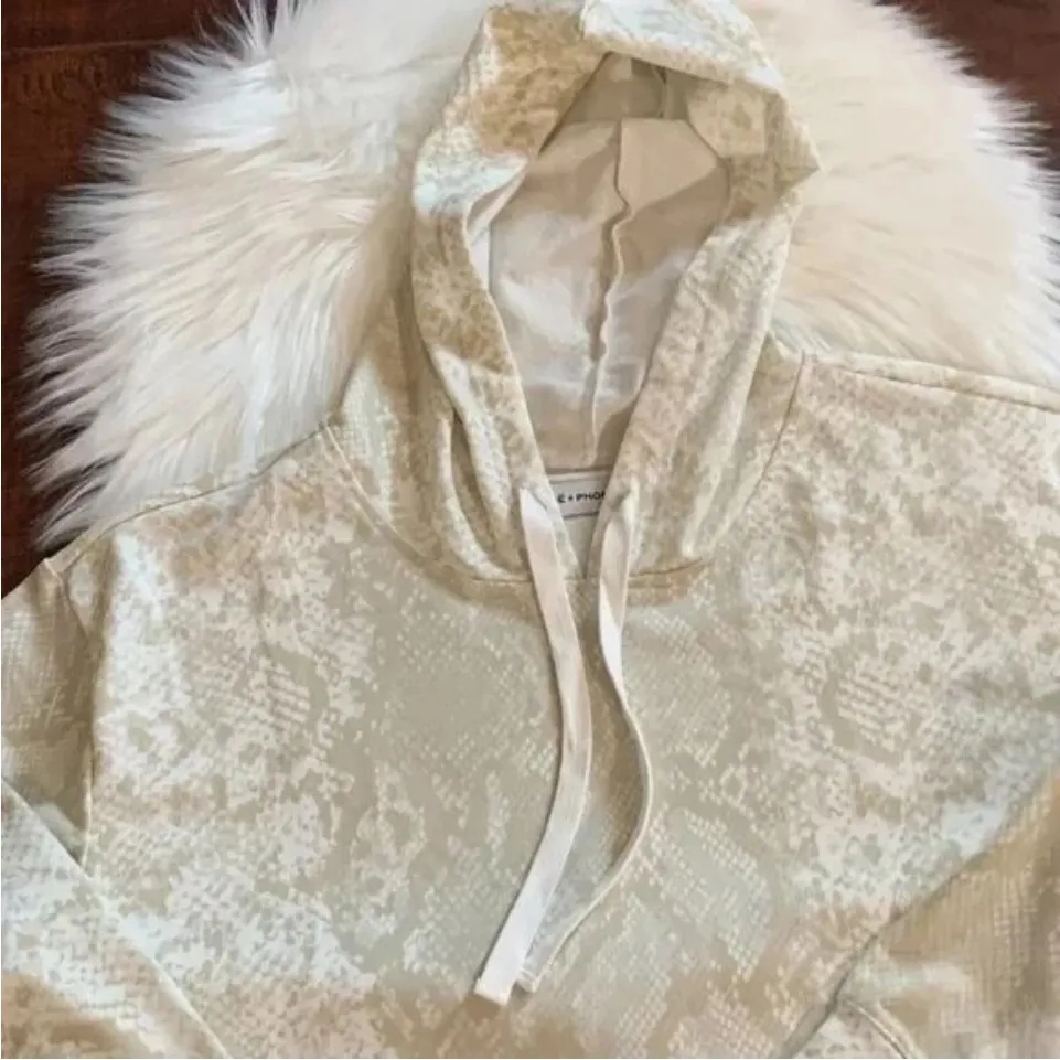 Zoe + Phoebe Ivory Snake Print 2pc Hoodie + Shorts Lounge Set Size Large - Image 4