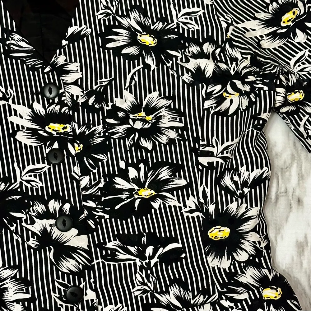 Julie Francis Vtg Black White Daisy Silk Women Sz 8 Short Sleeve Fitted Jacket - Image 3