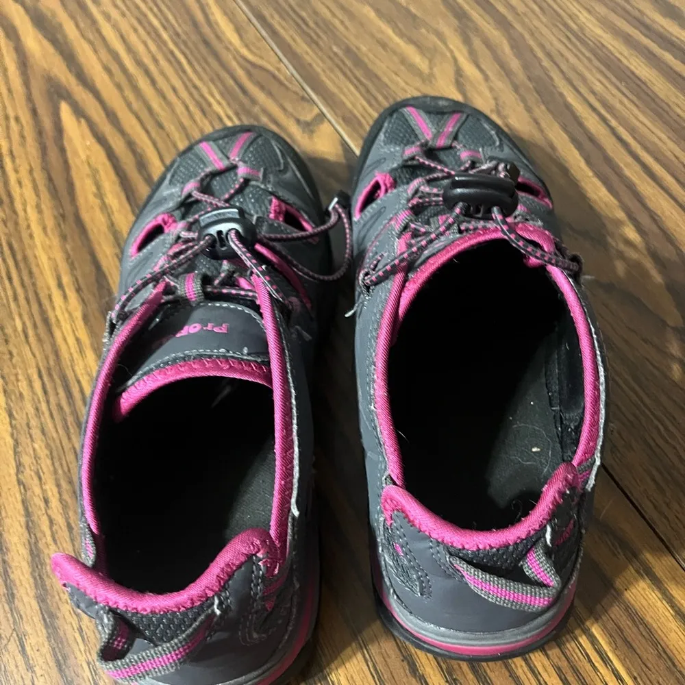 Propet Kids' Black and Pink Shoes Size 9 - Image 4