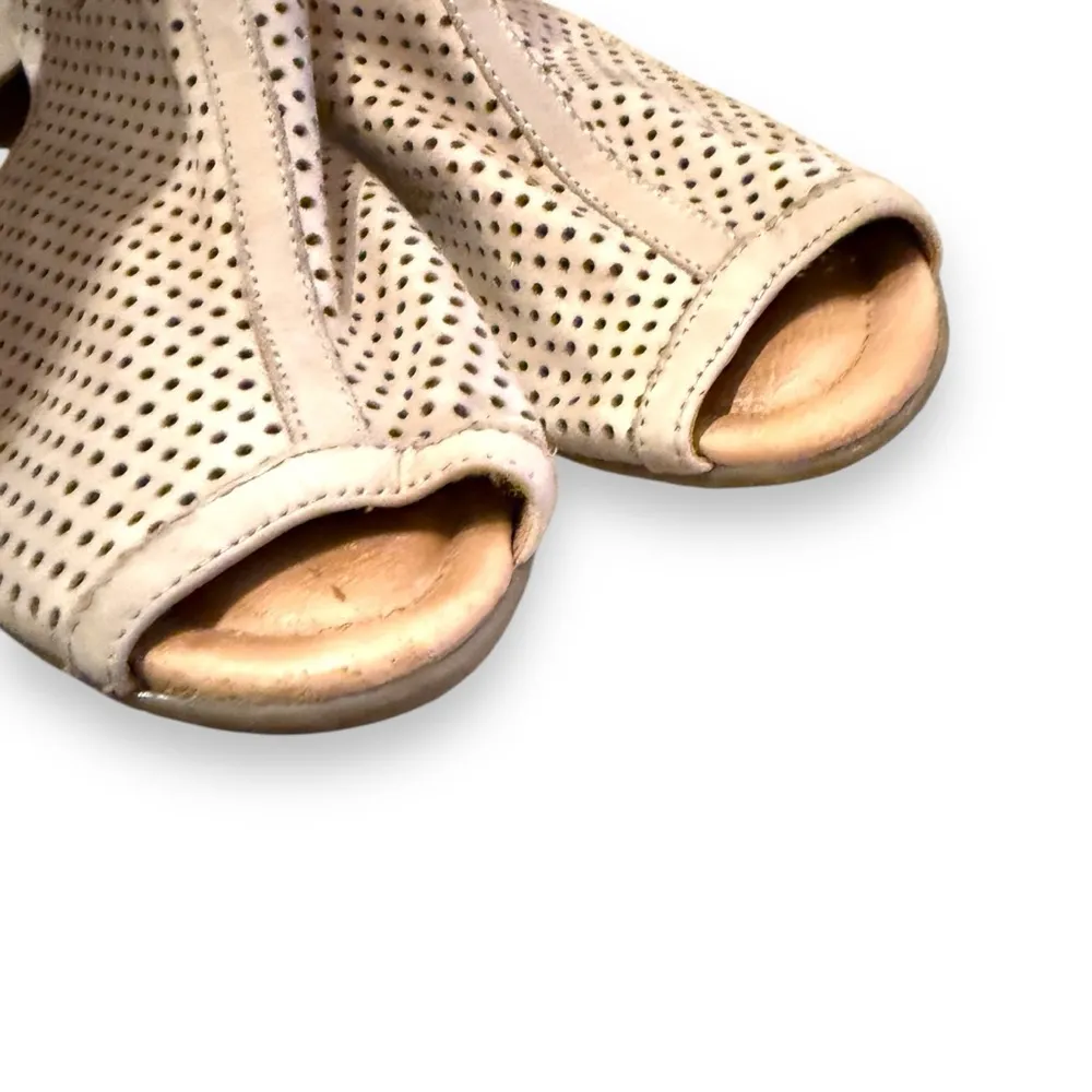 Earth Intrepid‎ Nubuck Perforated Peep Toe Taupe Heel Booties Sz 8 Tan - Image 4