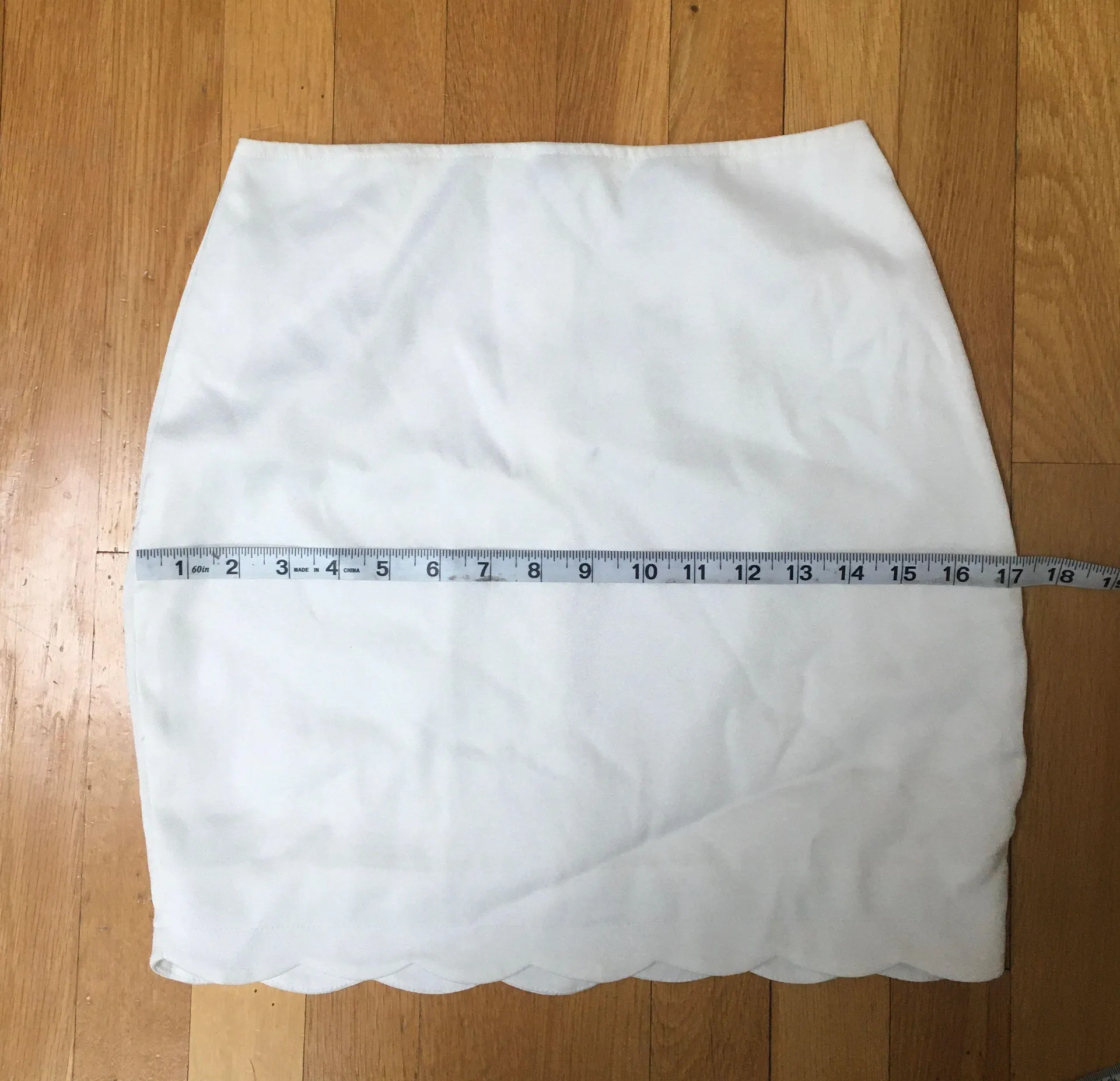White Scallop Hem Skirt Size Small - Image 5