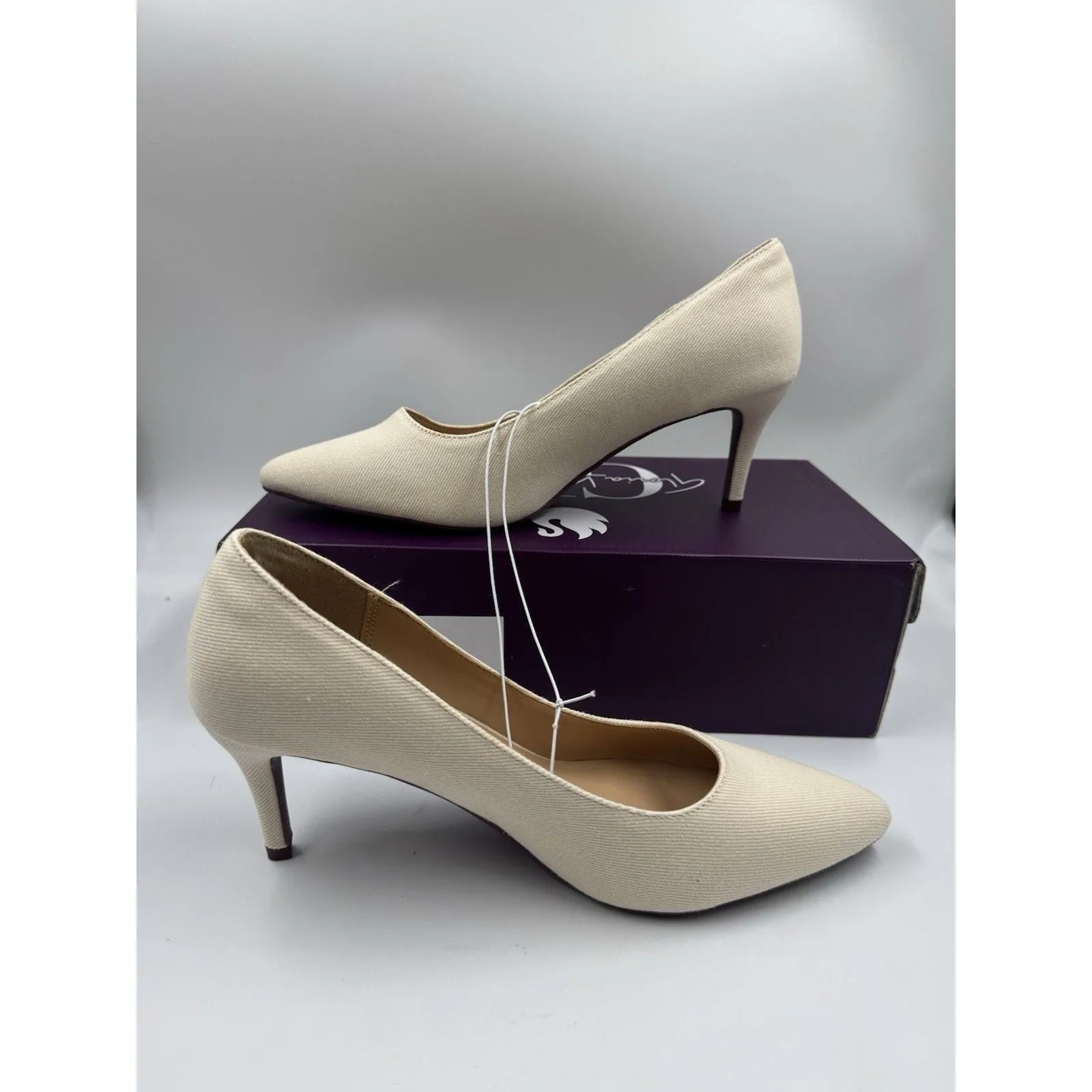 New Gloria Vanderbilt Women's Marilyn Pumps White Closed Toe Heels Sz 9 Shoes - Image 10