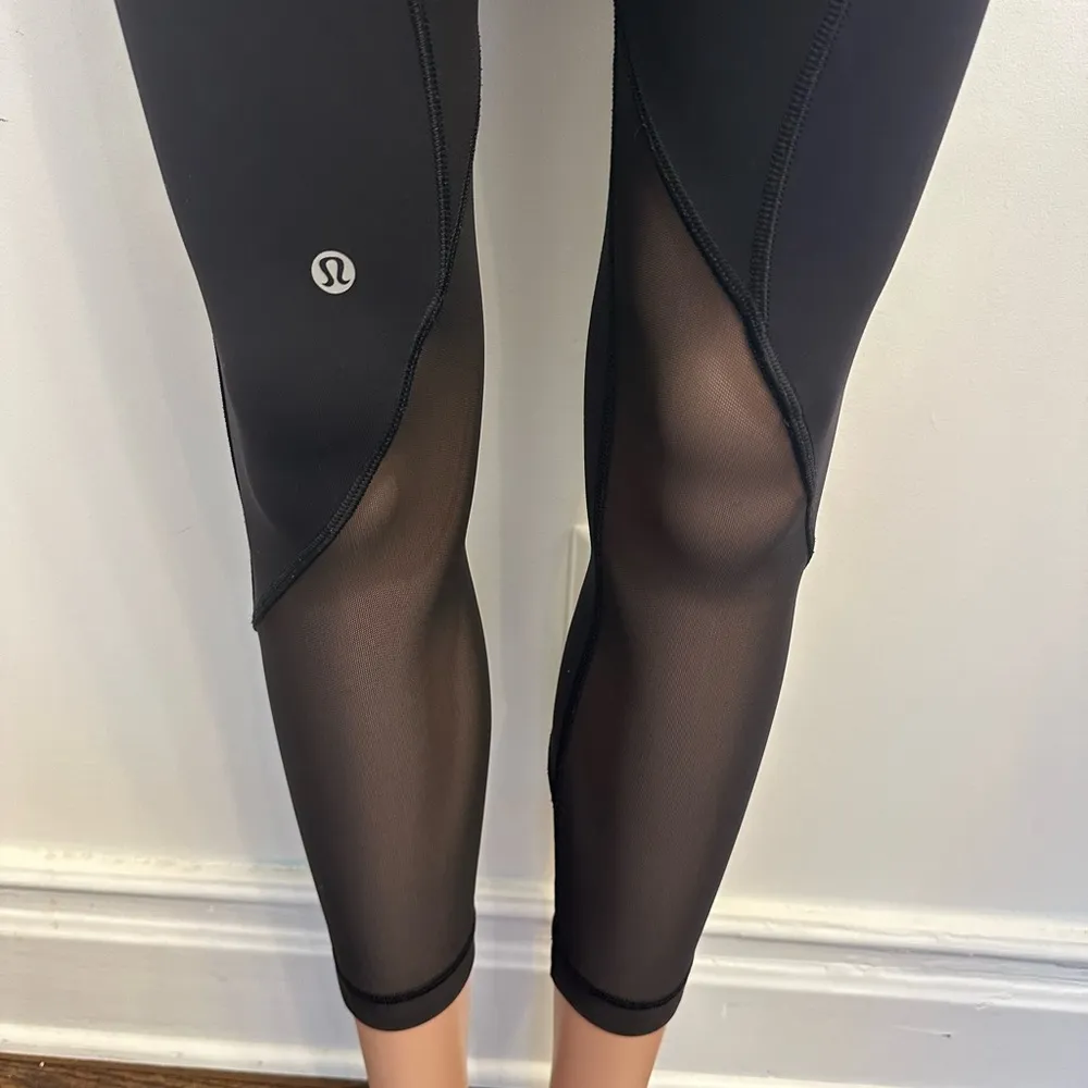Lululemon Black Leggings Mesh Bottom Running Yoga Size 4 - Image 5