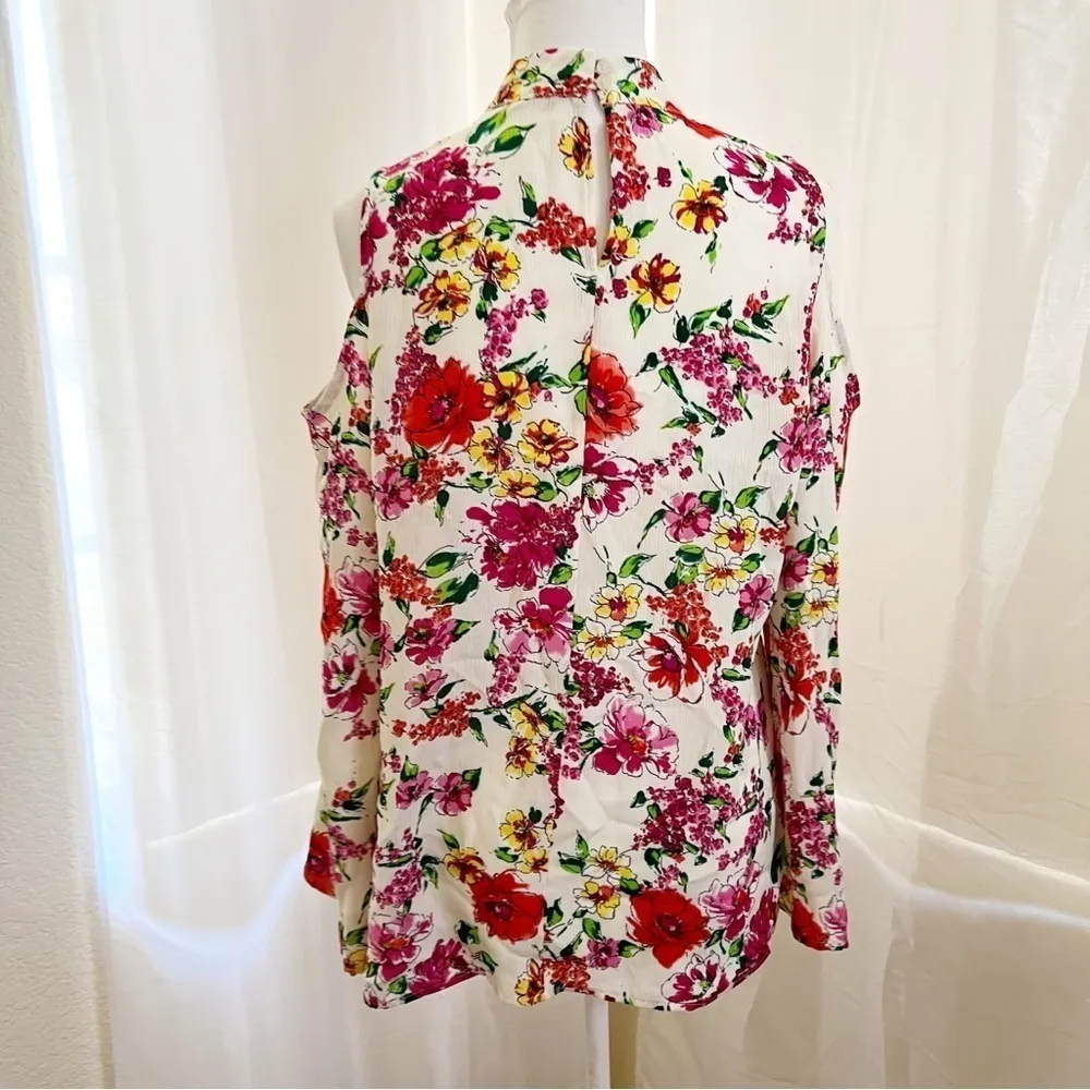Floral cold shoulder blouse Size Medium New - Image 5